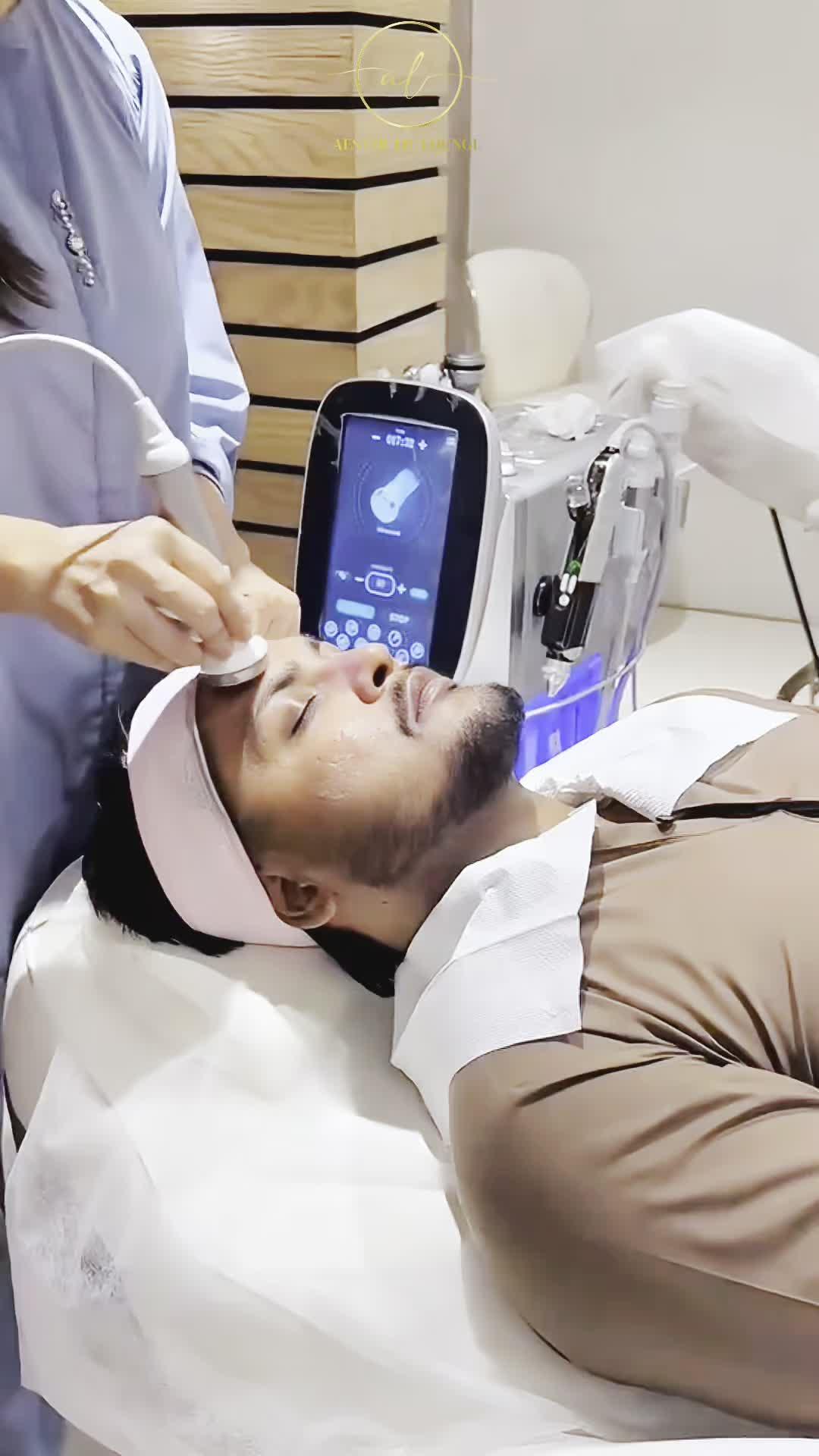 HydraFacial session at Aesthetic Lounge clinic